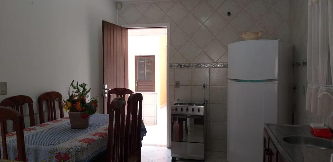 Вилла Casa 02 Dorm Na Rua Salmao Бомбиньяс Экстерьер фото